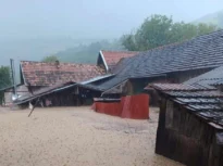Ploile torențiale au inundat mai multe localități din Prahova. Și Bucureștiul a fost sub cod portocaliu