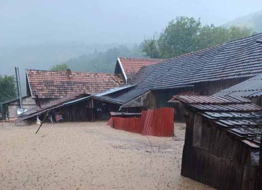 Ploile torențiale au inundat mai multe localități din Prahova. Și Bucureștiul a fost sub cod portocaliu