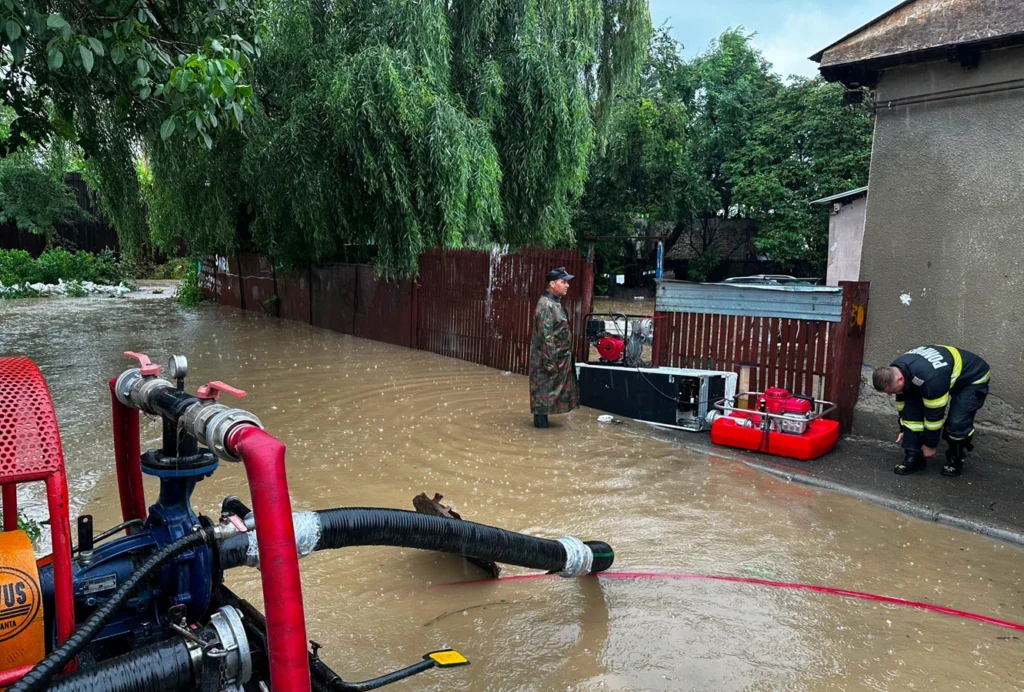 Capitala și 9 județe, lovite de ploi și furtuni: Peste 100 de case inundate, evacuări în Prahova (Foto & Video)