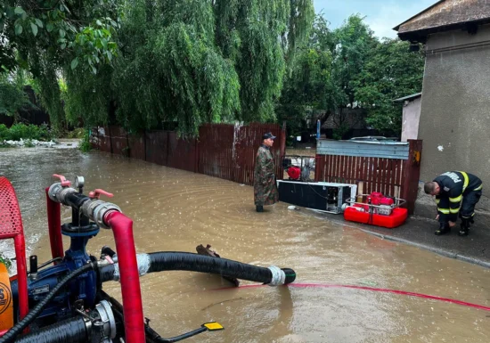 Capitala și 5 județe, lovite de ploi și furtuni: Peste 100 de case inundate, evacuări în Prahova (Foto & Video)