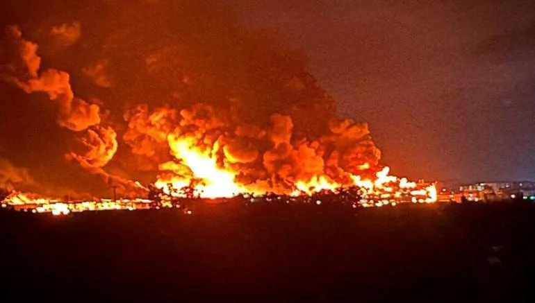 <span style="color:#990000;">Ziua 1607</span> Noapte de foc la Kiev. Ucraina lovește trei depozite de combustibil și un petrolier rus. Zelenski: Moscova a respins toate propunerile de pace