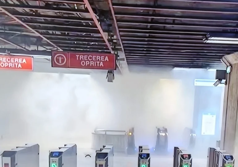 Incendiu la metrou după inundație: Panică în stația Universitate. Metrorex se chinuie să scoată 7 milioane de metri cubi de apă de la Piața Victoriei (Video)