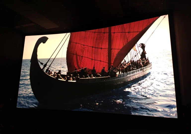 O navă vikingă folosită în filmul „Odiseea” a fost avariată la filmări. Iar Universal nu a plătit reparațiile
