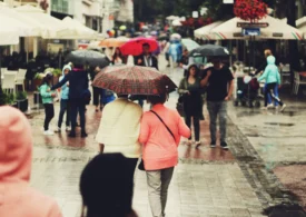 Frig cum nu s-a mai înregistrat de ani buni în plină vară. 21 de stații meteo au bătut recordurile