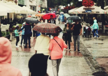 Frig cum nu s-a mai înregistrat de ani buni în plină vară. 21 de stații meteo au bătut recordurile