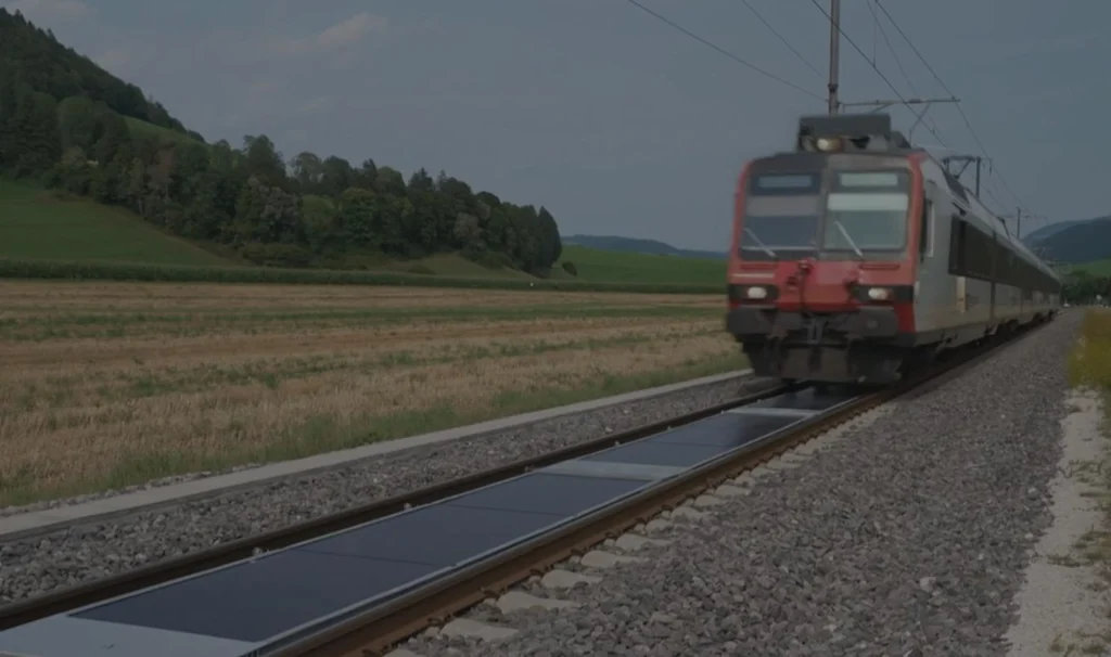 Europa testează o idee inedită: căile ferate care produc energie electrică (Video)