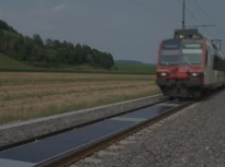 Europa testează o idee inedită: căile ferate care produc energie electrică (Video)