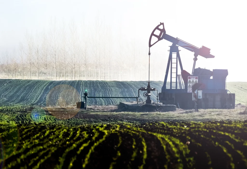 Semnal de alarmă pentru economia mondială: petrolul a trecut din nou de 100 de dolari pe baril