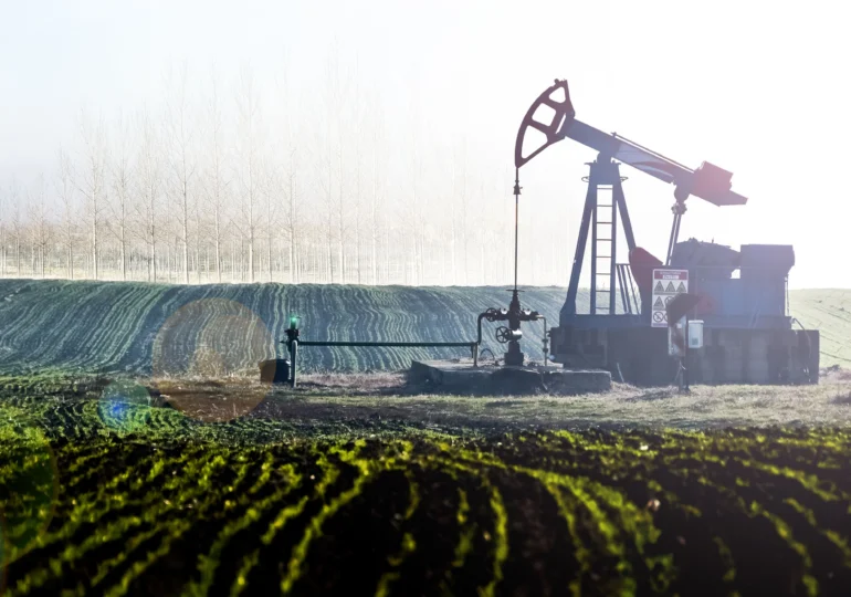 Semnal de alarmă pentru economia mondială: petrolul a trecut din nou de 100 de dolari pe baril
