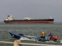 Statele Unite reintroduc sancțiunile asupra petrolului iranian. Prețurile țițeiului cresc cu 5%