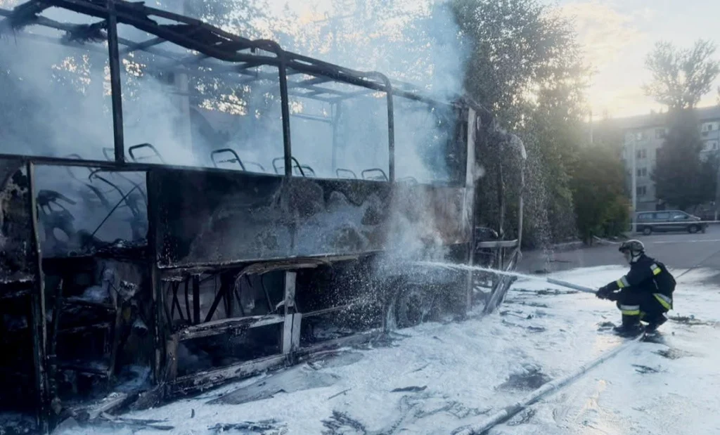 Ziua 1591 Zi de doliu în Kiev. Rușii se răzbună: atacă benzinăriile din Ucraina. Linia frontului nu se mișcă. Aproape 1.000 de mașini la coadă pentru benzină în Rusia (Video)