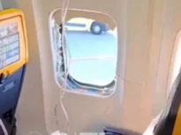 Un sârb, aproape aspirat dintr-un avion Ryanair, pe ruta Salonic – Memmingen. El a fost tras în avion de alți pasageri. Hubloul, spart de fragmente desprinse dintr-un motor, scrie presa. Ryanair spune că s-a ”desprins”