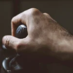 Cutia manuală de viteze e pe ducă. Dar pentru fanii schimbătorului de viteză, mașinile cu transmisie automată n-au „suflet”