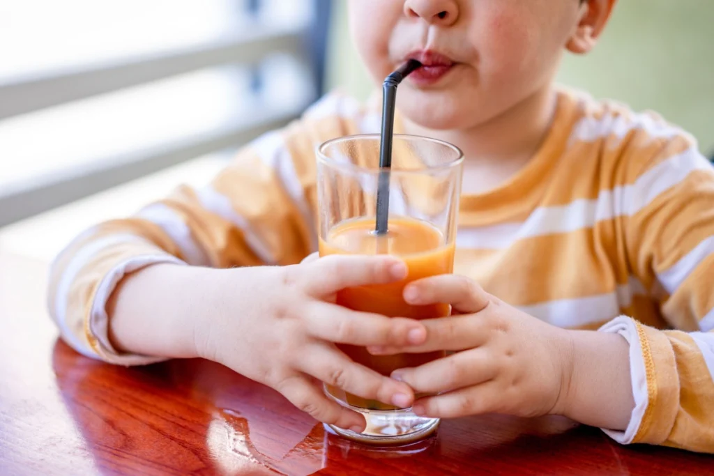 Risc de boală gravă dacă în copilărie se consumă sucuri de fructe – studiu