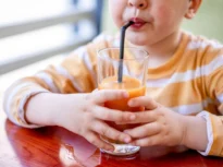 Risc de boală gravă dacă în copilărie se consumă sucuri de fructe – studiu