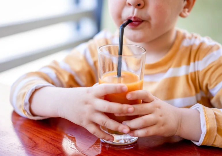 Risc de boală gravă dacă în copilărie se consumă sucuri de fructe - studiu