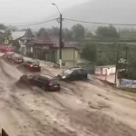 Imagini dramatice pe străzile din Bușteni, după o ploaie torențială în Bucegi. Pârâul Jepi a ieșit din matcă, un cartier a rămas izolat (Video)