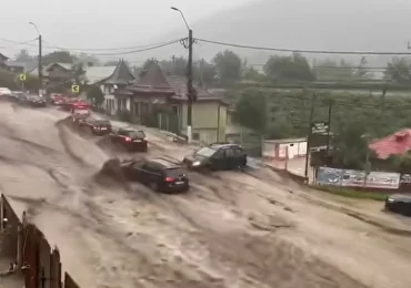 Imagini dramatice pe străzile din Bușteni, după o ploaie torențială în Bucegi. Pârâul Jepi a ieșit din matcă, un cartier a rămas izolat (Video)
