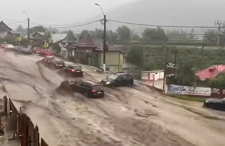 Imagini dramatice pe străzile din Bușteni, după o ploaie torențială în Bucegi. Pârâul Jepi a ieșit din matcă, un cartier a rămas izolat (Video)
