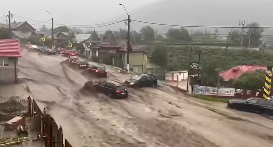 Imagini dramatice pe străzile din Bușteni, după o ploaie torențială în Bucegi. Pârâul Jepi a ieșit din matcă, un cartier a rămas izolat (Video)