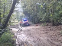 Argeș: Drumul de acces din zona turistică Valea Rea, blocat de o viitură. Peste 50 de persoane au fost evacuate de autorități din zona afectată – VIDEO