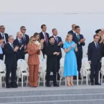 Zelenski, surprins la parada de Ziua Franței în timp ce rupe capacul de la o sticlă de plastic. Internauții se amuză: „A amânat aderarea Ucrainei cu 15 ani” (Video)