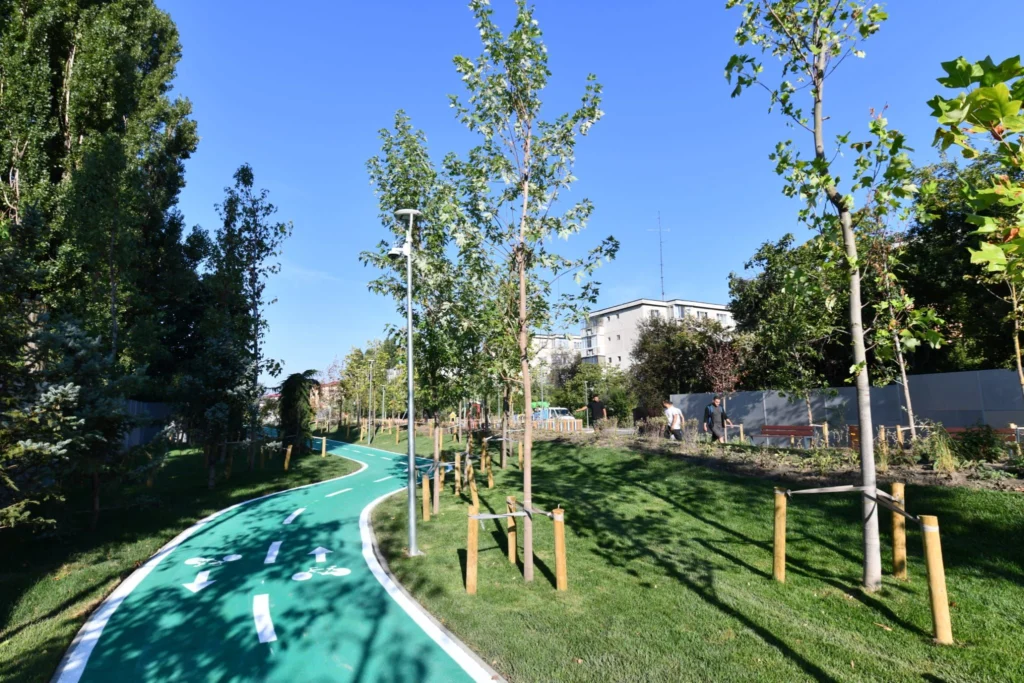 Cum arată cel mai nou parc din București. A fost amenajat pe o fostă cale ferată, are o micro-pădure și multe locuri de joacă (Foto)