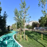 Cum arată cel mai nou parc din București. A fost amenajat pe o fostă cale ferată, are o micro-pădure și multe locuri de joacă (Foto)