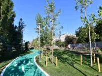 Cum arată cel mai nou parc din București. A fost amenajat pe o fostă cale ferată, are o micro-pădure și multe locuri de joacă (Foto)