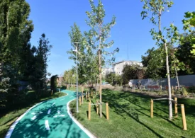 Cum arată cel mai nou parc din București. A fost amenajat pe o fostă cale ferată, are o micro-pădure și multe locuri de joacă (Foto)
