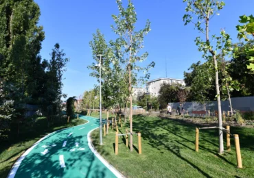 Cum arată cel mai nou parc din București. A fost amenajat pe o fostă cale ferată, are o micro-pădure și multe locuri de joacă (Foto)