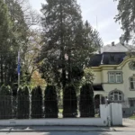 Atac cu dispozitiv incendiar la Ambasada României din Elveția: Vegetația din fața clădirii a luat foc