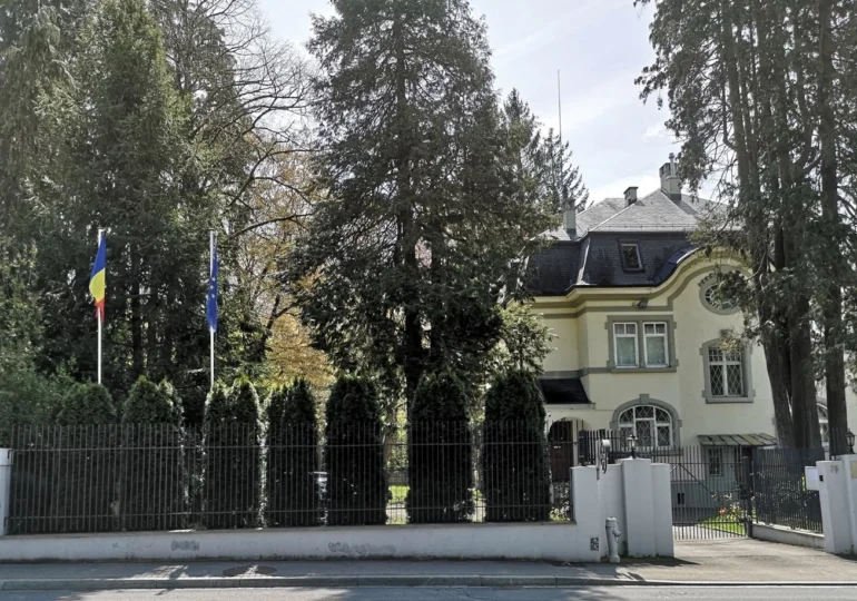 Atac cu dispozitiv incendiar la Ambasada României din Elveția: Vegetația din fața clădirii a luat foc