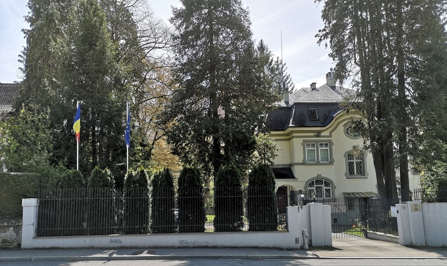 Imagine asociată subiectului: Dispozitiv incendiar la Ambasada României din Elveția