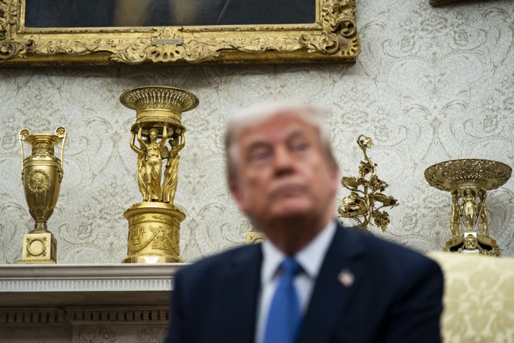 Trump biroul Oval aurit