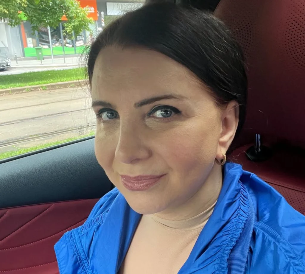Carmen Șerban a căzut cu mașina în craterul uriaș apărut în București: Am crezut că mi s-a zdrobit mașina