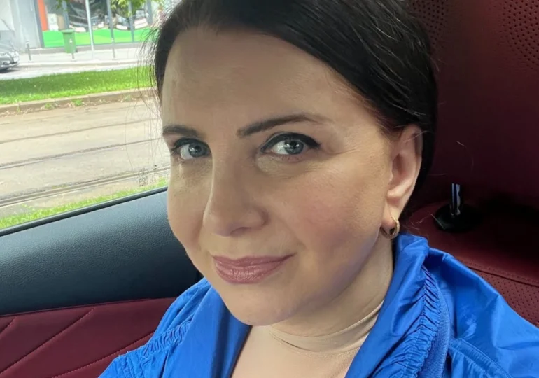 Carmen Șerban a căzut cu mașina în craterul uriaș apărut în București: Am crezut că mi s-a zdrobit mașina