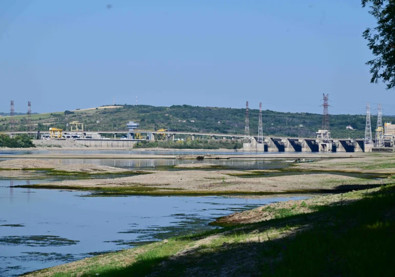 Dunărea a atins, cu două zile mai devreme, un nou debit minim istoric. Scufundarea barjelor e analizată foarte strict: O cursă contra cronometru