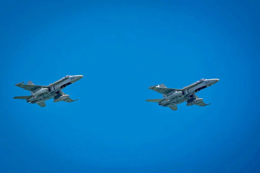Ținte aeriene, detectate lângă Insula Șerpilor. Două avioane F-18, ridicate de la sol, explozii pe partea ucraineană