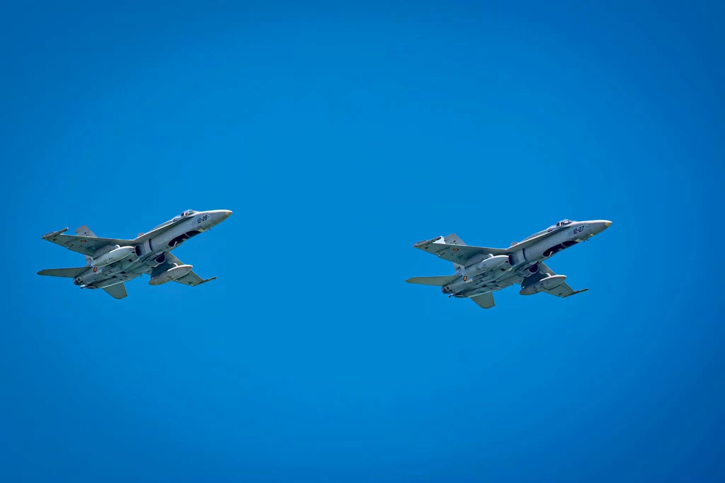 Ținte aeriene, detectate lângă Insula Șerpilor. Două avioane F-18, ridicate de la sol, explozii pe partea ucraineană