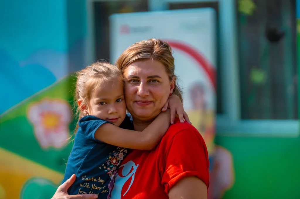 58% dintre copiii cu părinții plecați la muncă în străinătate vor ca aceștia să se întoarcă în România, 20% dintre ei ar prefera să se mute ei în țara în care muncesc părinții