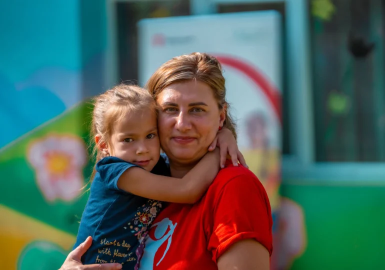 58% dintre copiii cu părinții plecați la muncă în străinătate vor ca aceștia să se întoarcă în România, 20% dintre ei ar prefera să se mute ei în țara în care muncesc părinții