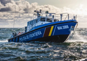 O navă comercială a luat foc în Marea Neagră, în zona economică exclusivă a României. Nicușor Dan spune că a fost lovită