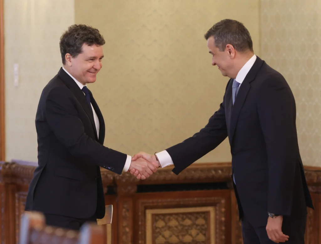 De la Sinaia, pe răcoare, Sorin Grindeanu cere cheia Palatului Victoria. Nicușor Dan calculează, faultează, calculează