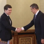 Nicușor Dan dă mâna și zâmbește larg la întâlnirea cu Sorin Grindeanu, liderul PSD, care a avut loc la sfârșitul lunii iunie, cu ocazia negocierilor pentru formarea guvernului