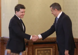 De la Sinaia, pe răcoare, Sorin Grindeanu cere cheia Palatului Victoria. Nicușor Dan calculează, faultează, calculează