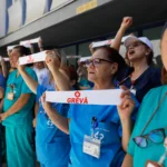 Nimeni, zdravăn la cap, nu dorește ca vreo categorie de salariați să aibă venituri mai mici decât competența și efortul depus, dar salariile trebuie să fie conforme cu puterea economică și nu folosite în lupta politică. În imagine, greva de luna trecută a angajaților din sistemul de sănătate