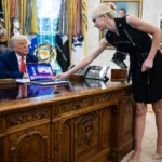 “Imprimanta umană” a lui Trump: Cine este Natalie Harp, femeia omniprezentă în Biroul Oval