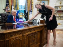 “Imprimanta umană” a lui Trump: Cine este Natalie Harp, femeia omniprezentă în Biroul Oval