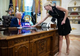 “Imprimanta umană" a lui Trump: Cine este Natalie Harp, femeia omniprezentă în Biroul Oval